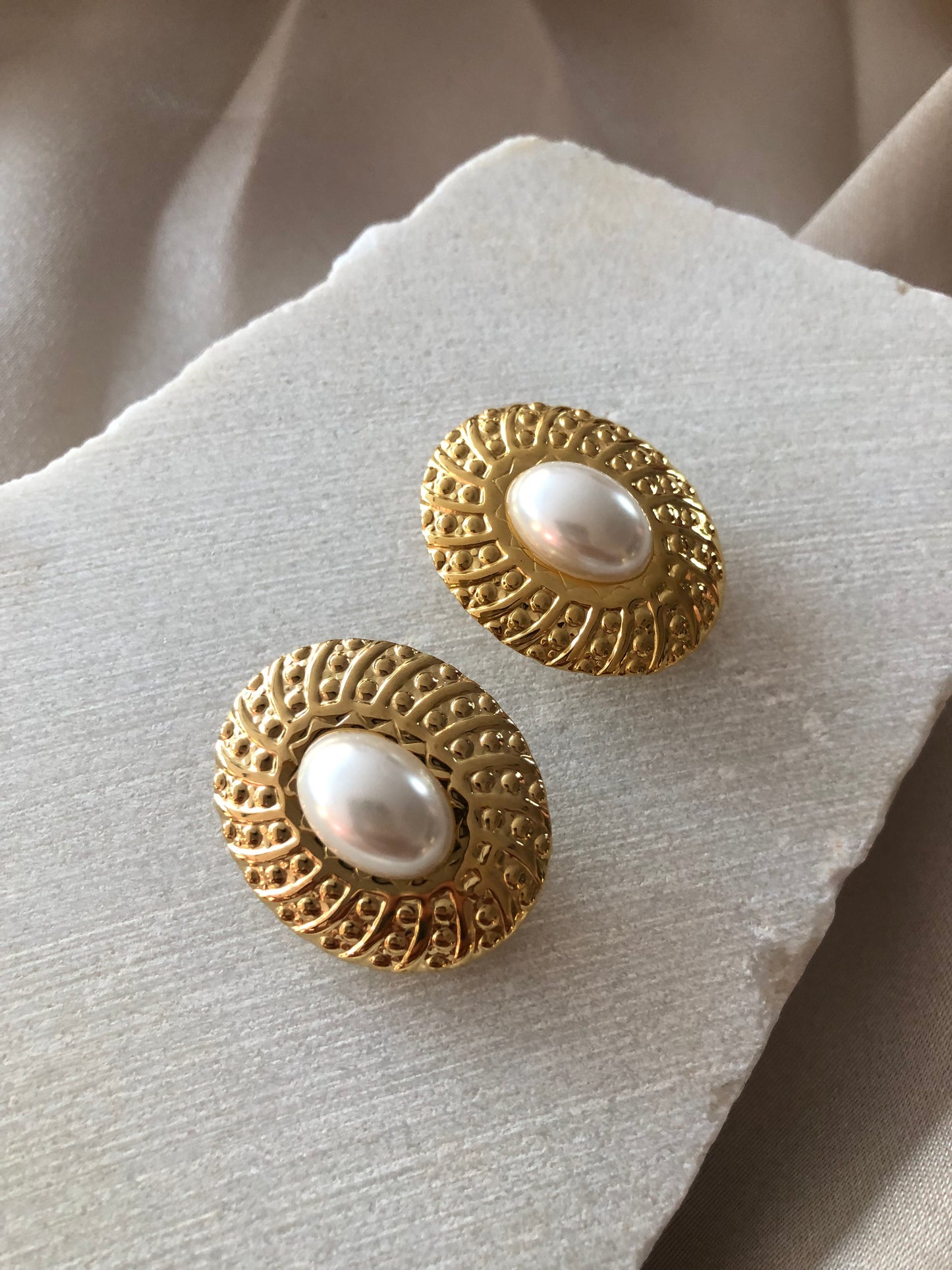 The vintage earrings in gold