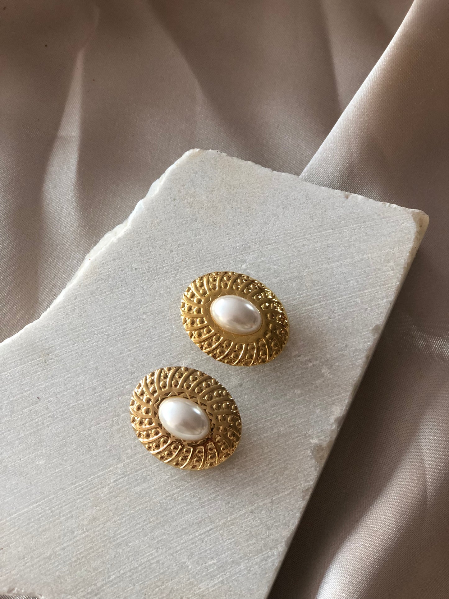 The vintage earrings in gold