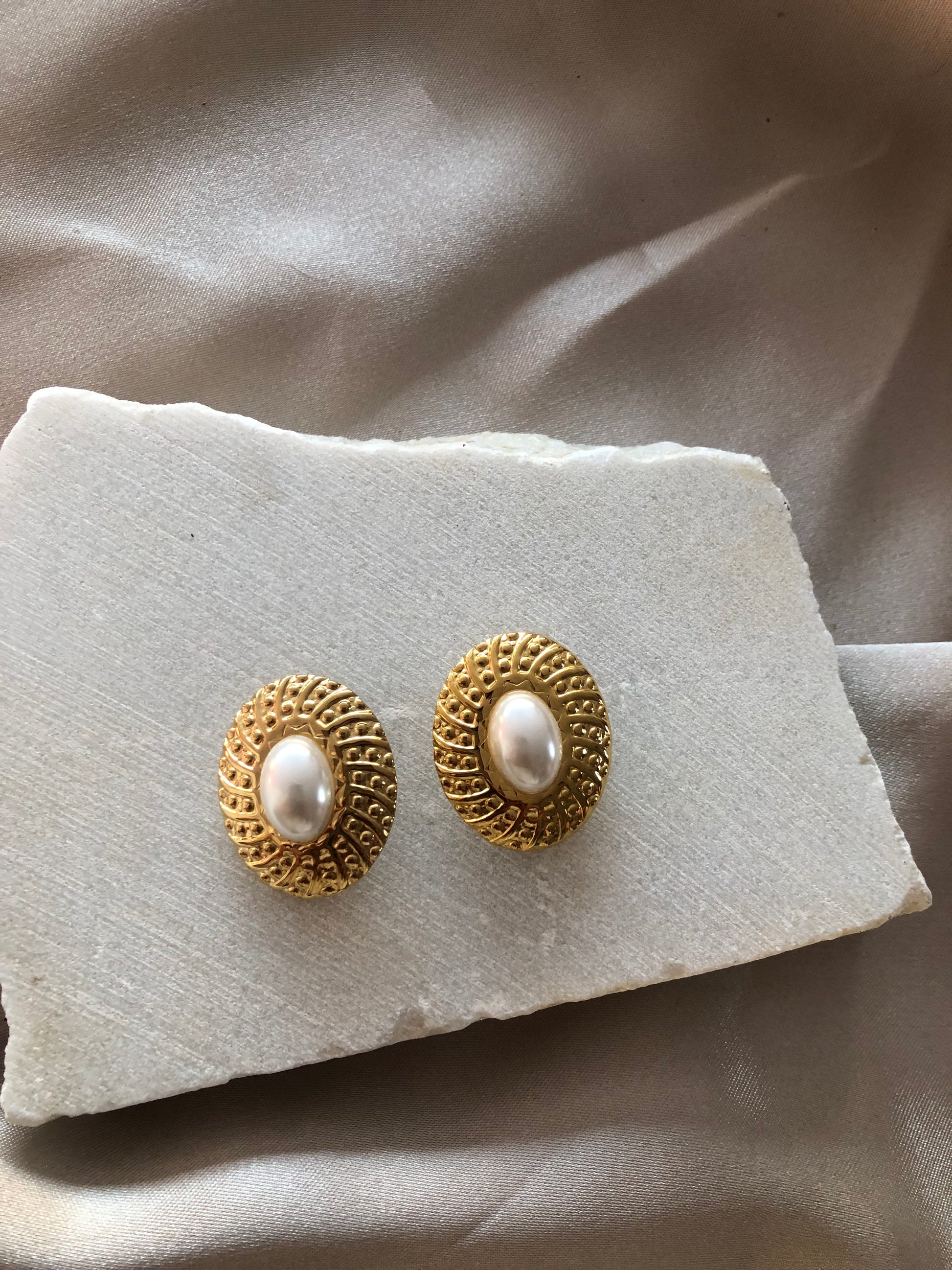 The vintage earrings in gold