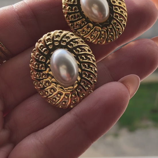 The vintage earrings in gold